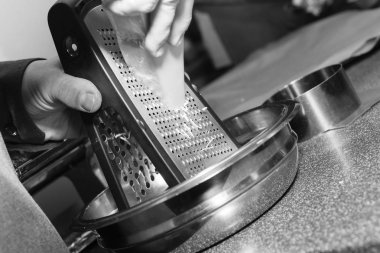 pişirme, gıda ve ev concept - ızgara peynir erkek elleri kadar yakın