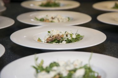 Yeşil İtalyan salata ile birçok plakalar