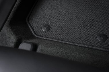 Araba mat beyaz araba iç kat sahibi ile köşesinde