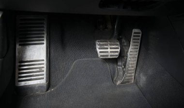 Kirli pedallar, fren ve gaz pedalı pedal otomatik vites araba