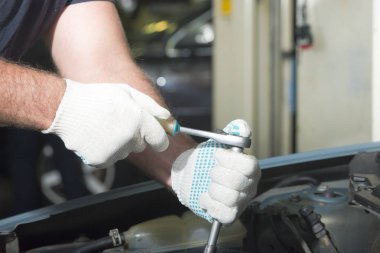 Eller otomatik olarak bir anahtar ile araba mekanik Onarım Servisi.