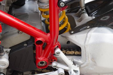 Kırmızı spor motosiklet motoruna