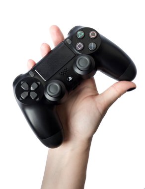 Sony Playstation 4 oyun içinde oyun kumandası el beyaz arka plan stüdyo vurdu.