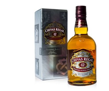 Bir şişe Chivas Regal beyaz arka plan üzerinde stüdyo çekim