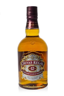 Bir şişe Chivas Regal beyaz arka plan üzerinde stüdyo çekim