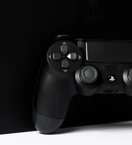 Sony Playstation 4 und Game Controller auf weißem Hintergrund Studioaufnahme. — Stockfoto