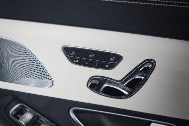 Kapı kolu güç koltuk kontrol düğmeleri bir lüks yolcu araba ile.