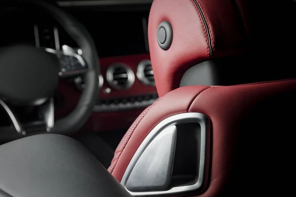 Moderner Luxus-Rennwagen Innenraum aus rotem Leder — Stockfoto