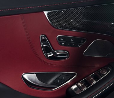 Kapı kolu güç koltuk kontrol düğmeleri bir lüks yolcu araba ile. 