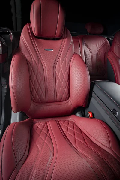 Κόκκινο κάθισμα αυτοκινήτων σε ένα αυτοκίνητο — Φωτογραφία Αρχείου