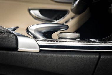 Modern spor araba kırmızı deri iç