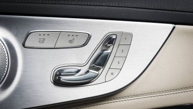 Kapı kolu windows kontrol düğmeleri bir lüks yolcu araba ile