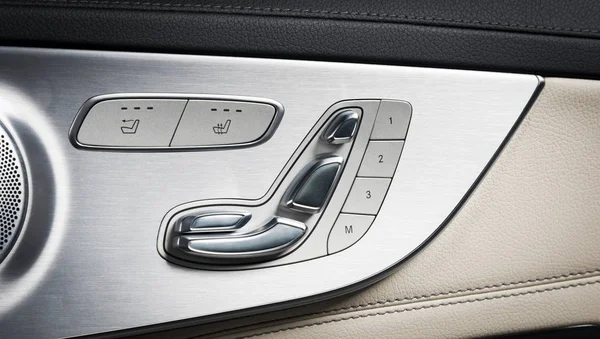 Kapı kolu windows kontrol düğmeleri bir lüks yolcu araba ile