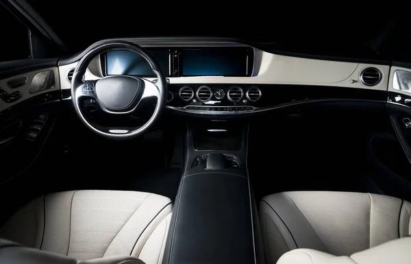 Intérieur de voiture de luxe moderne, cuir blanc et noir — Photo