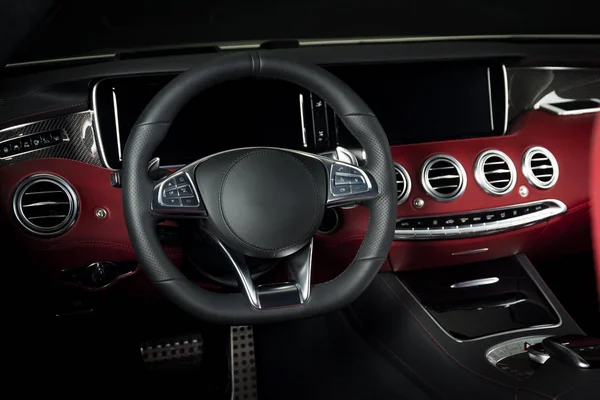 Modern spor araba kırmızı deri iç
