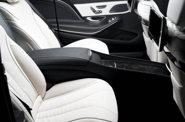 Arabanın içine. Prestij lüks modern otomobil iç.