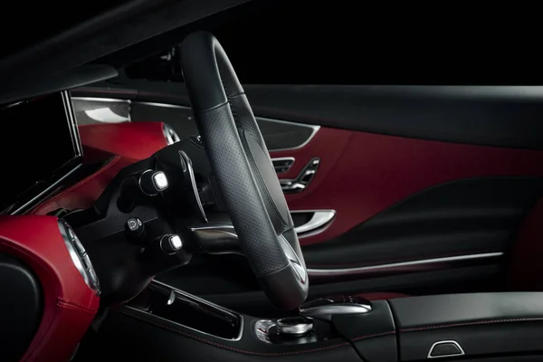 Современный роскошный гоночный автомобиль красный кожаный интерьер — стоковое фото