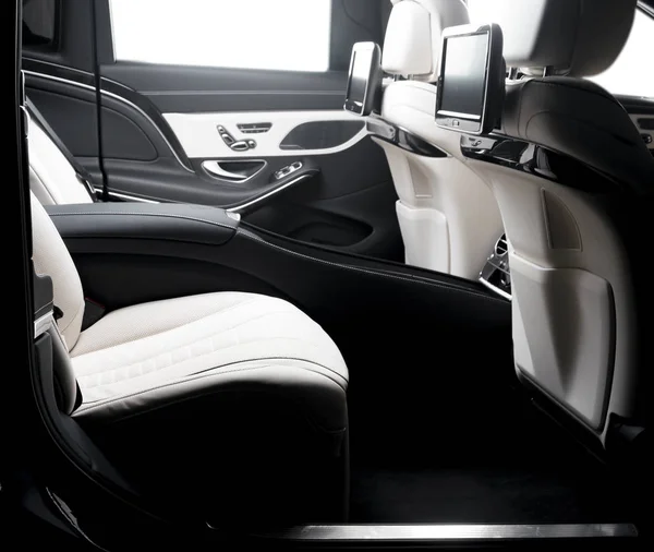 Машина внутри. Интерьер престижного современного автомобиля класса люкс . — стоковое фото