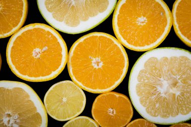 Siyah üzerine izole Narenciye (portakal, limon, greyfurt, mandalina, limon). Meyve yemek arka plan. Taze narenciye meyve ürün çeşitliliği