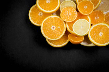 Narenciye (portakal, limon, greyfurt, mandalina, limon) koyu arka plan üzerinde. Meyve yemek arka plan. Taze narenciye meyve ürün çeşitliliği