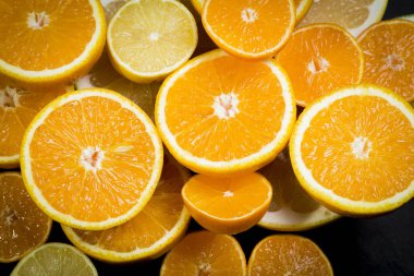 Narenciye (portakal, limon, greyfurt, mandalina, limon) koyu arka plan üzerinde. Meyve yemek arka plan. Taze narenciye meyve ürün çeşitliliği