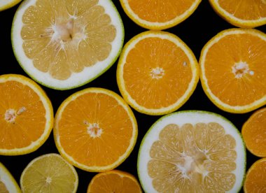 Siyah arka plan üzerine izole Narenciye (portakal, limon, greyfurt, mandalina, limon). Meyve yemek arka plan. Taze narenciye meyve ürün çeşitliliği