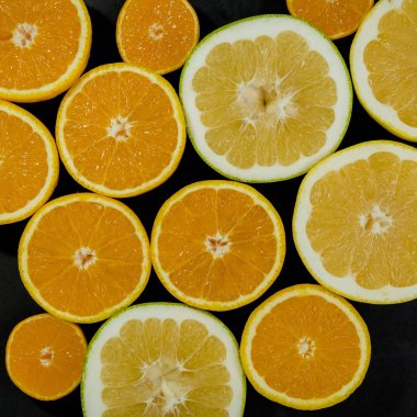 Narenciye (portakal, limon, greyfurt, mandalina, limon) koyu arka plan üzerinde. Meyve yemek arka plan. Taze narenciye meyve ürün çeşitliliği