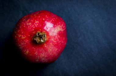 Koyu arka plan, atış studio üzerinden taze kırmızı nar