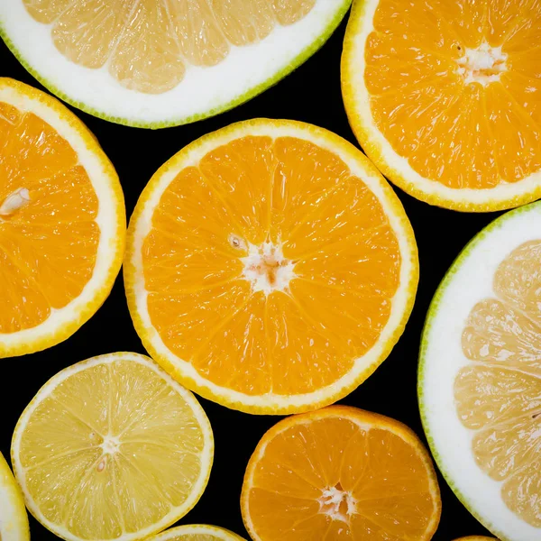 Siyah üzerine izole Narenciye (portakal, limon, greyfurt, mandalina, limon). Meyve yemek arka plan. Taze narenciye meyve ürün çeşitliliği