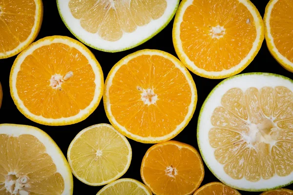 Siyah üzerine izole Narenciye (portakal, limon, greyfurt, mandalina, limon). Meyve yemek arka plan. Taze narenciye meyve ürün çeşitliliği