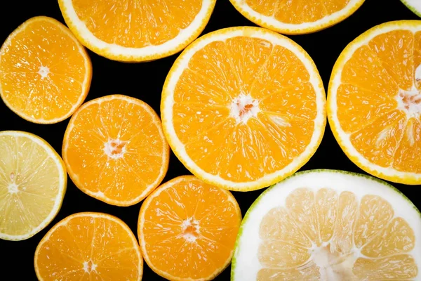 Cítricos Naranja Limón Pomelo Mandarina Lima Aislados Sobre Fondo Negro —  Fotos de Stock