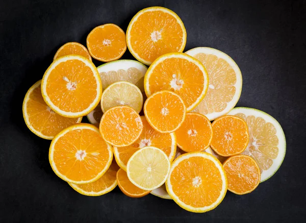 Cítricos Naranja Limón Pomelo Mandarina Lima Sobre Fondo Oscuro Fondo —  Fotos de Stock