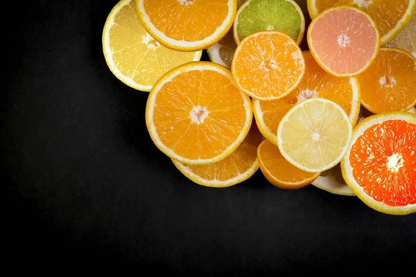 Cítricos Naranja Limón Pomelo Mandarina Lima Sobre Fondo Oscuro Fondo —  Fotos de Stock