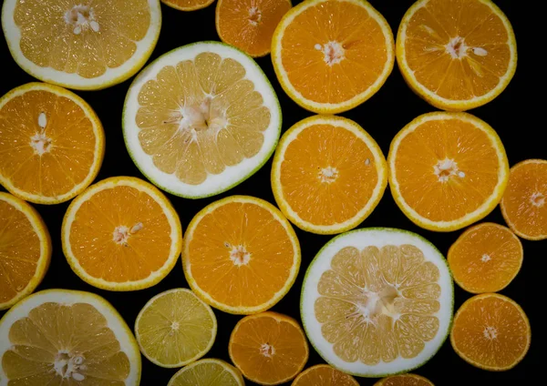 Cítricos Naranja Limón Pomelo Mandarina Lima Aislados Sobre Fondo Negro —  Fotos de Stock