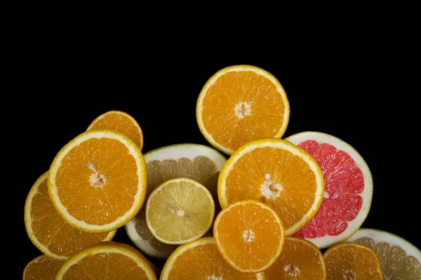 Cítricos Naranja Limón Pomelo Mandarina Lima Aislados Sobre Fondo Negro —  Fotos de Stock