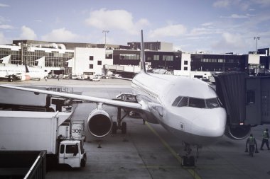 Havaalanı terminal ve uçak ile önlük, servis bakım yapıyor yolcu için bekliyor