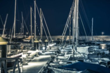 Soyut ve bulanık arka plan gece iskele marina yat