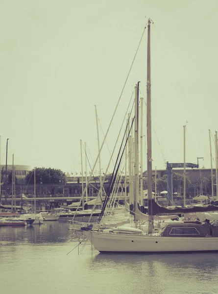 初秋は都市 ビンテージ フィルターに対して港に停泊するヨットのクローズ アップ — ストック写真