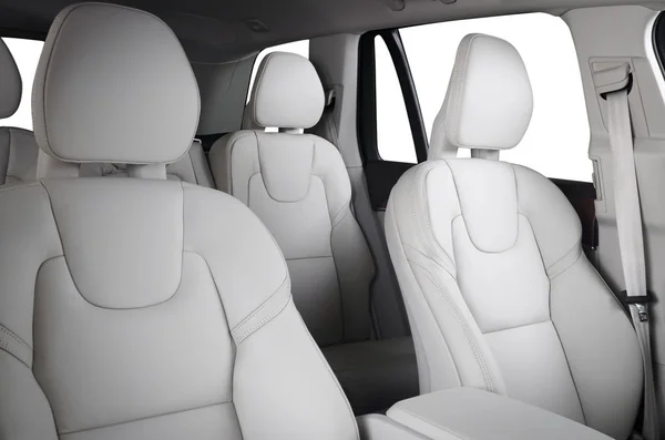 豪华车在里面 声望现代汽车的内部 舒适的真皮座椅 白色奶油皮革驾驶舱与隔离的白色背景包括剪裁路径 — 图库照片