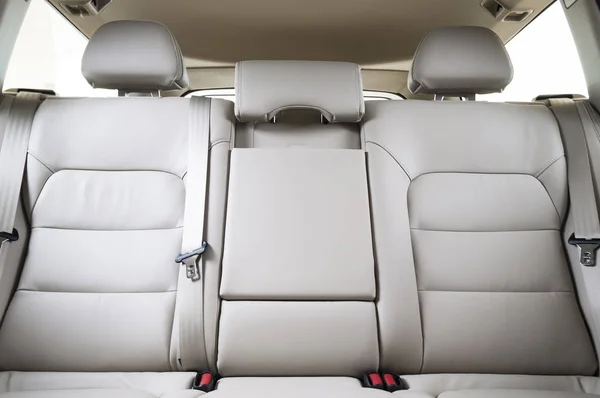 Πίσω Καθίσματα Επιβατών Μοντέρνο Πολυτελές Αυτοκίνητο Μετωπική Άποψη Λευκό Δέρμα — Φωτογραφία Αρχείου