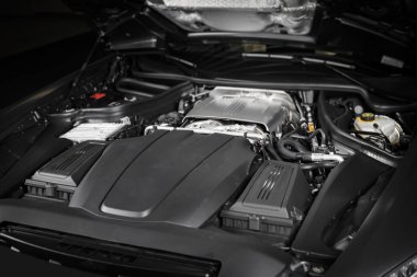 Araba motorunun detaylarını kapat