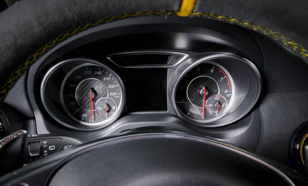 Auto Speedometr Černá Chrom Měkké Světlo Rozostřený Volant Žlutým Prošíváním — Stock fotografie