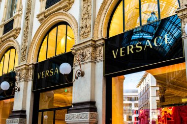 Milan 'daki Versace lüks butik dükkanının vitrinleri.