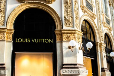 Galleria Vittorio Emanuele 'deki Louis Vuitton mağazasının cephesi 