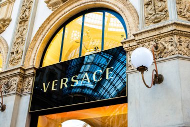 Milan 'daki Versace lüks butik dükkanının vitrinleri.