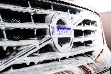 Modern arabanın logosunu üreten Volvo arabaların yakın çekimi...