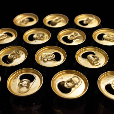Açılmış alüminyum kutuların soyut deseni, üst görünüm. Aşırı alkol, tüketim, alkolizm, ya da 'farklı olmak' kavramı