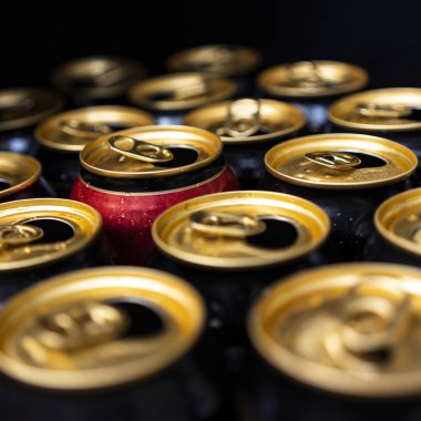 Açılmış alüminyum kutuların soyut deseni, üst görünüm. Aşırı alkol, tüketim, alkolizm, ya da 'farklı olmak' kavramı