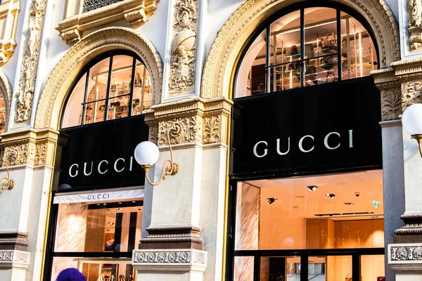 Витрина и логотип магазина Gucci, Миланская галерея Vittorio Emanuele II — стоковое фото