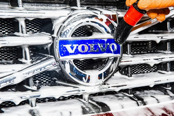 Close-up de um logotipo de fabricação de carros volvo no carro moderno wh — Fotografia de Stock